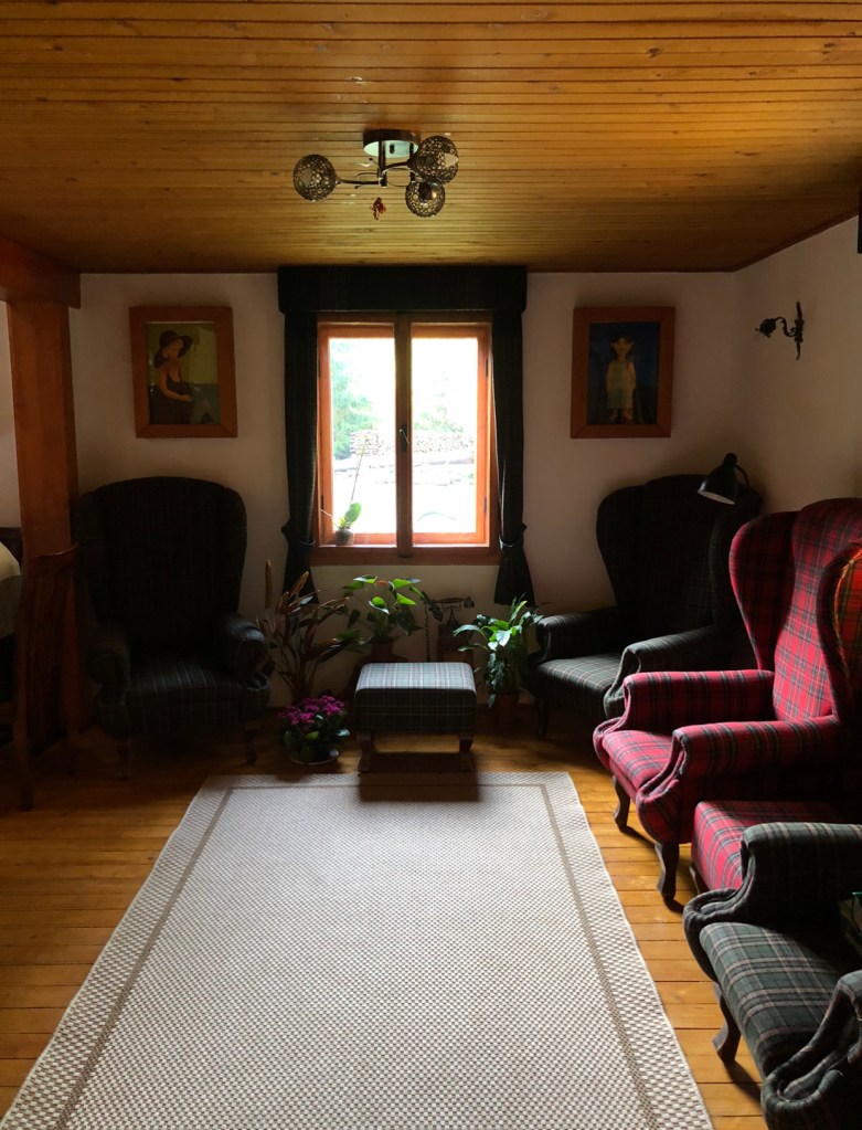 толщина картинных рамок на стенах до 10 сантиметров)