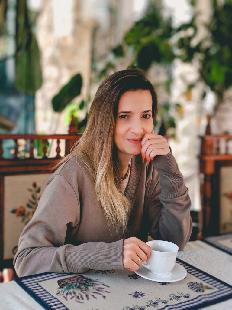 В Румынии ковры даже на столе ))