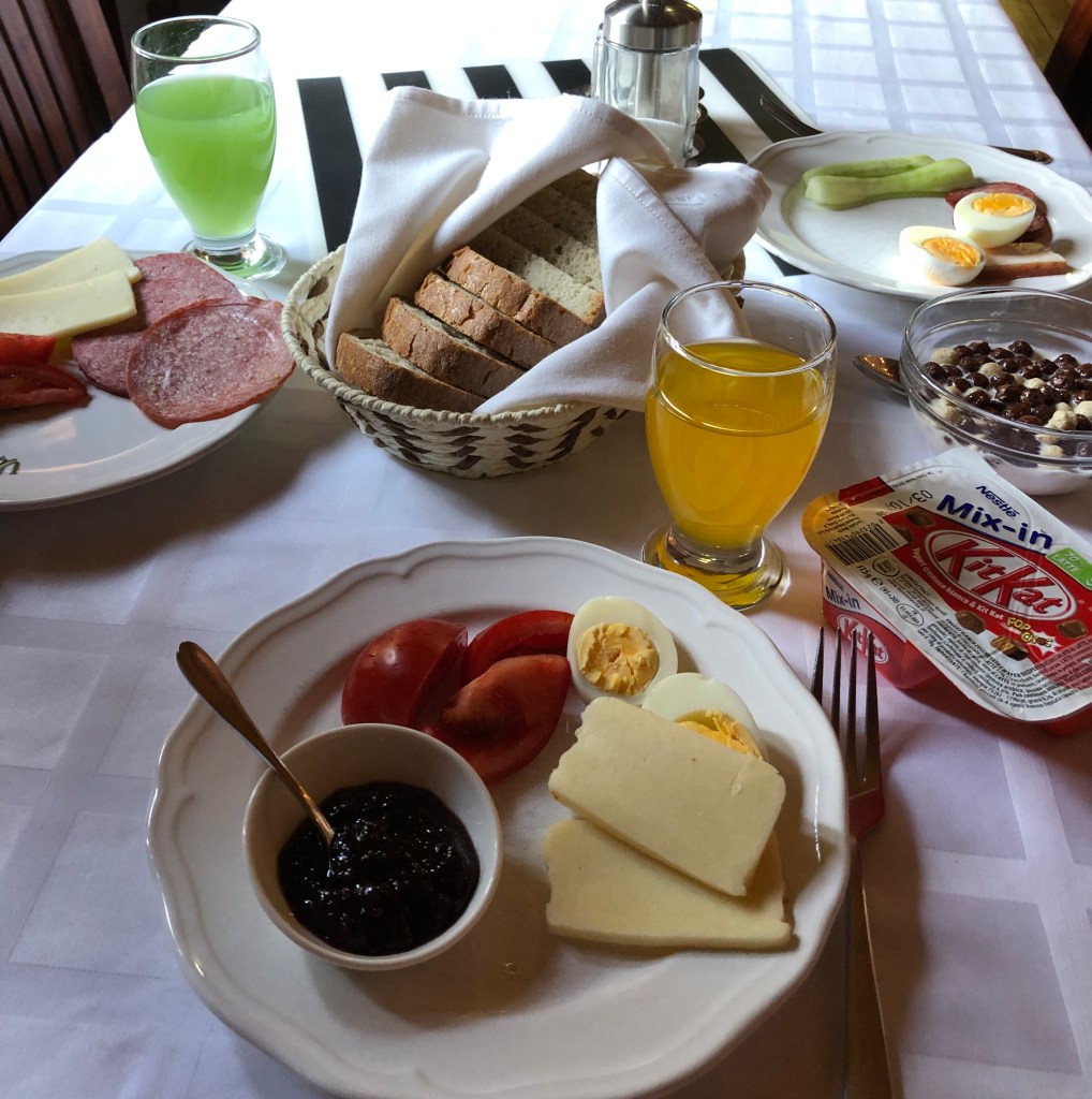 завтрак, омлет  еще готовят)